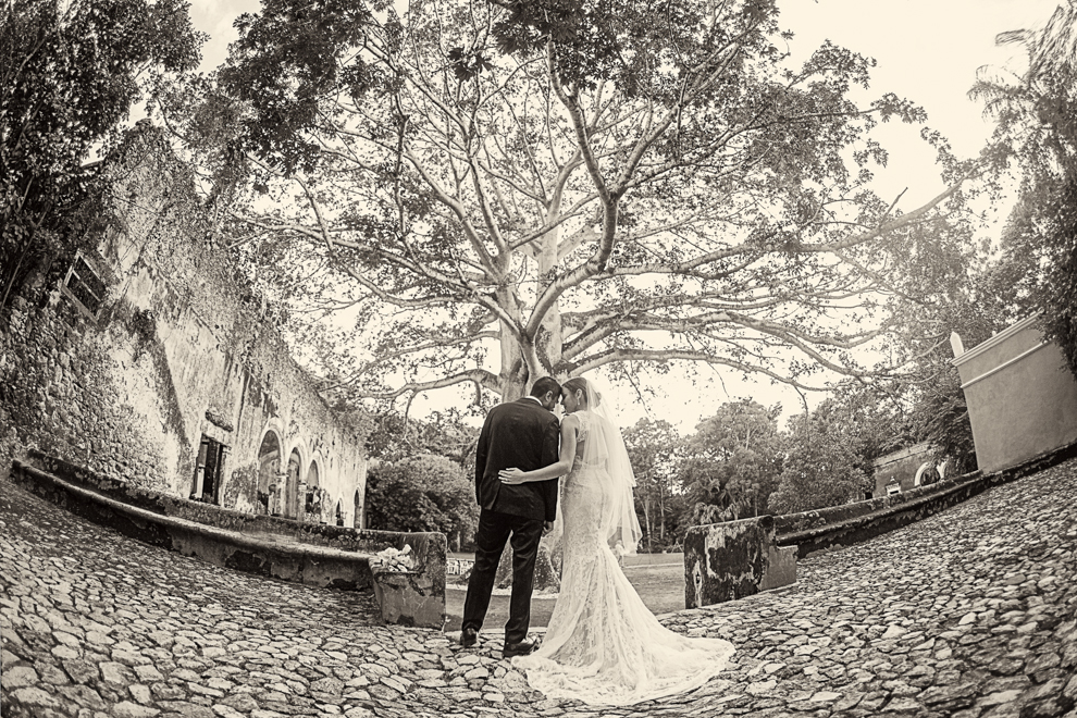 bride and groomn giant ceiba tree hacienda uyamon uayamon_hacienda_wedding_ 24 Hacienda Uayamón destination wedding photographer, Campeche, MexicoElizabeth Medina Photographer bride and groomn giant ceiba tree hacienda uyamon The couple with the hacienda's giant Ceiba. 