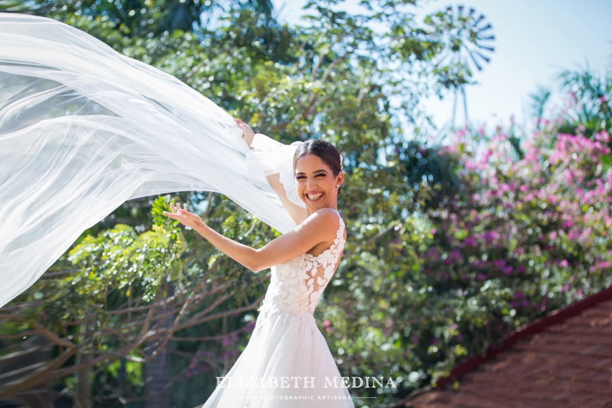 Bridal veil elizabeth medina wedding photographer_5038 Hacienda San Diego Cutz, Andrea and Diego’s Amazing Wedding CelebrationMerida wedding photographer Elizabeth Medina Hacienda San Diego Cutz  