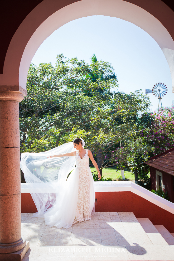 Lovely bride in elegant wedding gown and long veil elizabeth medina wedding photographer_hacienda photographer Hacienda San Diego Cutz, Andrea and Diego’s Amazing Wedding CelebrationLovely bride in elegant wedding gown and long veil  