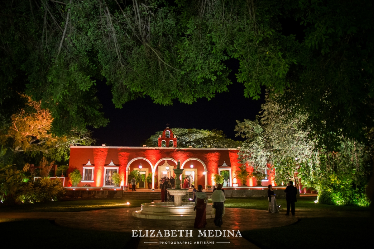 Night view wedding hacienda Merida elizabeth medina wedding photographer_5093 Hacienda San Diego Cutz, Andrea and Diego’s Amazing Wedding CelebrationNight view wedding hacienda Merida  