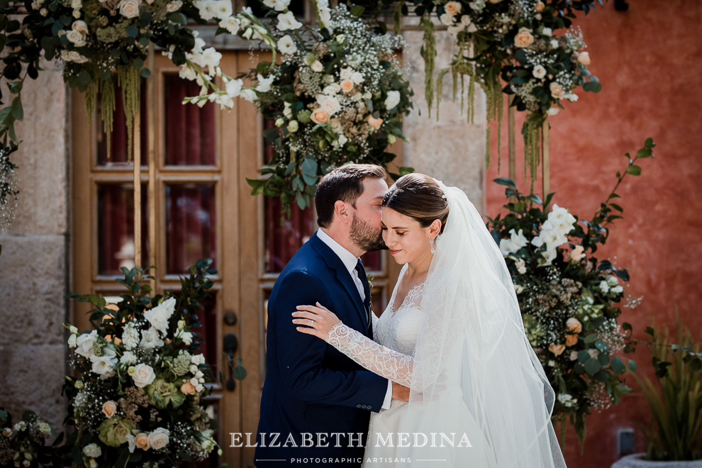 bride and groom Hacienda Xcanatun Hacienda Xcanatun by Agsana Wedding Photographer 142 Hacienda Xcanatun by Angsana Wedding, Alba and Gerardobride and groom Hacienda Xcanatun by Agsana wedding photographer Elizabeth Medina , Merida, Yucatan, photography at Mexico top wedding hacienda venue  