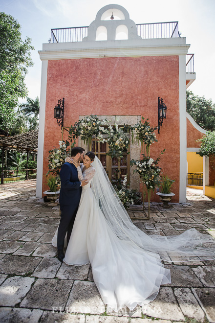 bride and groom Mexico chapel Hacienda Xcanatun by Agsana Wedding Photographer 154 Hacienda Xcanatun by Angsana Wedding, Alba and Gerardobride and groom Hacienda Xcanatun by Agsana wedding photographer Elizabeth Medina , Merida, Yucatan, photography at Mexico top wedding hacienda venue  