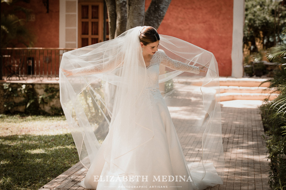 bride long veil Hacienda Xcanatun by Agsana Wedding Photographer 156 Hacienda Xcanatun by Angsana Wedding, Alba and Gerardobride and groom Hacienda Xcanatun by Agsana bride wedding photographer Elizabeth Medina , Merida, Yucatan, photography at Mexico top wedding hacienda venue  