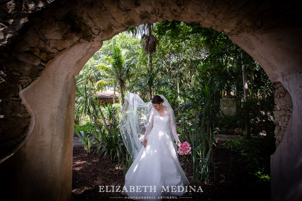 bride hacienda gardes Hacienda Xcanatun by Agsana Wedding Photographer 174 Hacienda Xcanatun by Angsana Wedding, Alba and Gerardobride and groom Hacienda Xcanatun by Agsana wedding photographer Elizabeth Medina , Merida, Yucatan, photography at Mexico top wedding hacienda venue  