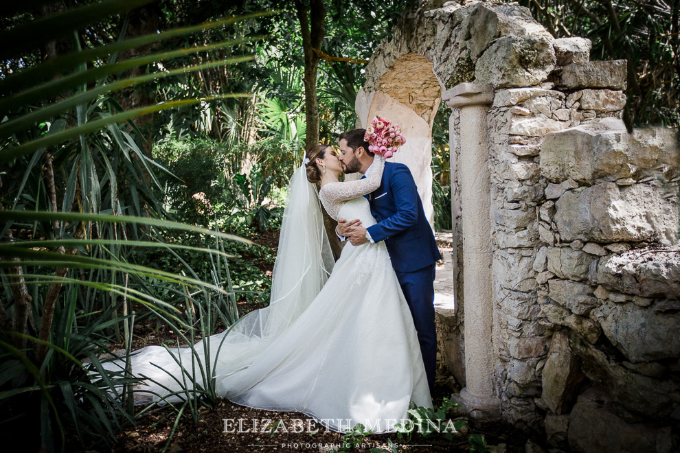 bride and groom Merida wedding Hacienda Xcanatun by Agsana Wedding Photographer 177 Hacienda Xcanatun by Angsana Wedding, Alba and Gerardobride and groom Hacienda Xcanatun by Agsana wedding photographer Elizabeth Medina , Merida, Yucatan, photography at Mexico top wedding hacienda venue  