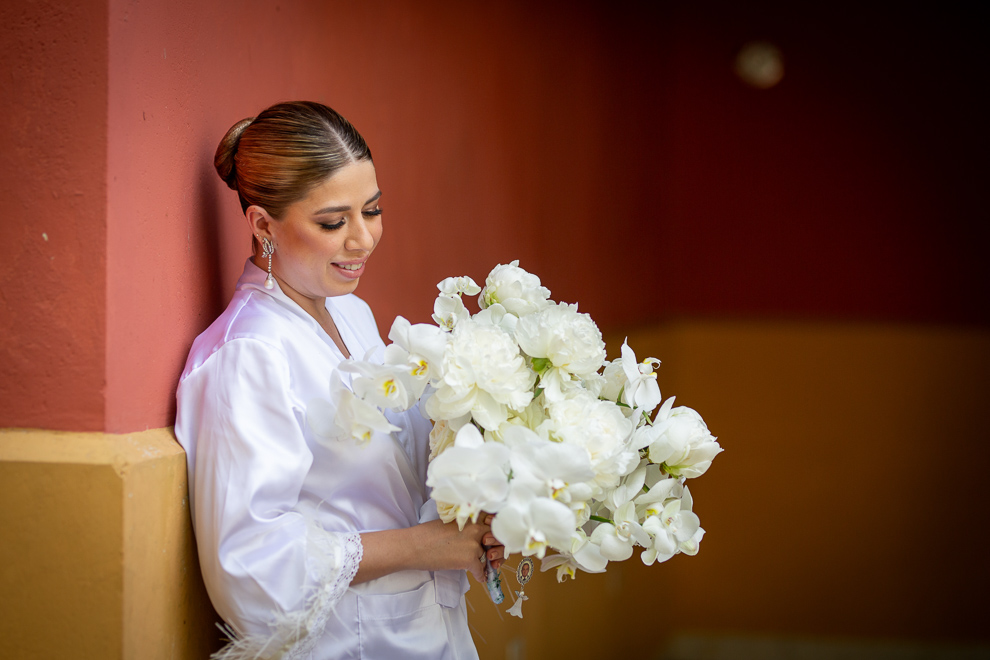 bride with a very large white bouquet merida wedding photographer_hacienda xtepen0003 Merida wedding photographs, a beautiful day at Hacienda Xtepen  